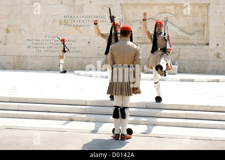 Changement de garde d'honneur avant que la Grèce le parlement à Athènes Banque D'Images