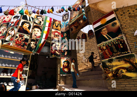 Nationaliste, tapisseries musulmans et chrétiens au-dessous de la citadelle et par Qaysari bazar.Les enfants. Erbil, Irak Banque D'Images