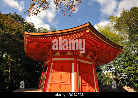 Pavillon hexagonal dans les arbres au temple Tōfuku-ji à Kyoto, Japon Banque D'Images