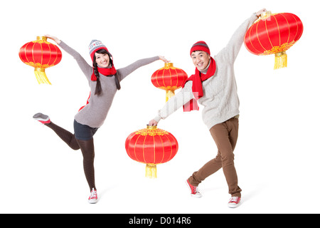 Jeune couple joyeuse avec des lampions rouges célébrant le Nouvel An chinois Banque D'Images