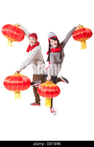 Jeune couple joyeuse avec des lampions rouges célébrant le Nouvel An chinois Banque D'Images