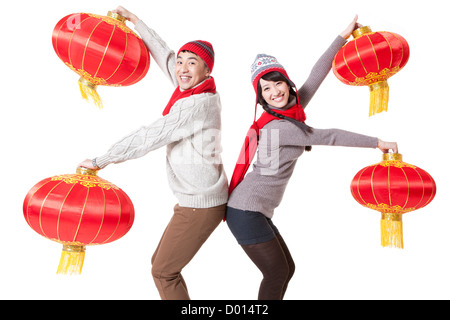 Jeune couple joyeuse avec des lampions rouges célébrant le Nouvel An chinois Banque D'Images