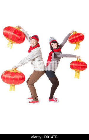 Jeune couple joyeuse avec des lampions rouges célébrant le Nouvel An chinois Banque D'Images