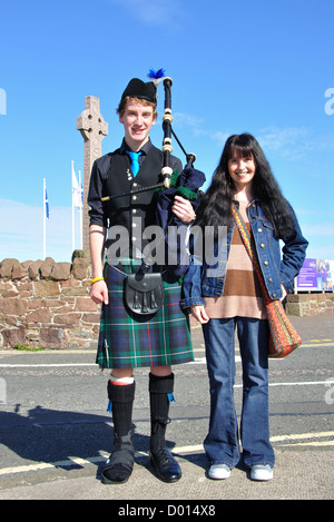 Femme et de tourisme de cornemuse écossais posent pour la photo, North Berwick, Ecosse, Royaume-Uni Banque D'Images