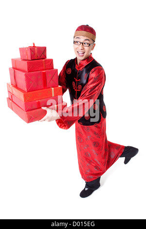 Heureux jeune homme en costume Tang holding gift boxes Banque D'Images