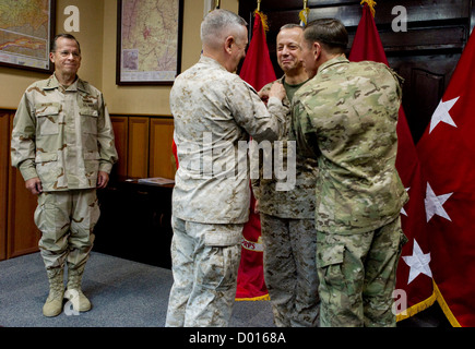 Chef de l'état-major des adm. Mike Mullen, observe en tant que commandant du Commandement central américain, le général James N. Mattis et Co Banque D'Images