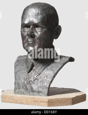 GFM Werner von Blomberg (1878 - 1946) - un buste en bronze, du Commandant en chef de la Wehrmacht. Bronze avec patine brun-noir, non signé, l'oreille droite endommagée. Von Blomberg en uniforme avec les planches d'épaule comme maréchal général de champ et le Pour-le-rite sur le cou. Hauteur 51 cm. Rare buste du premier maréchal général du troisième Reich. Dès 1933, von Blomberg est nommé Commandant en chef de la Reichswehr par le Président du Reich von Hindenburg, en 1935 il est nommé Commandant en chef de la Wehrmacht par Hitler et en 1936 G, Banque D'Images