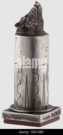Hermann Göring - un sceau d'argent personnel, créé par le professeur Herbert Zeitner,Berlin.Silver,diamants et carnélien.la poignée cylindrique ornée de la large gravure de feuilles de chêne typique de Zeitner, le pommel modélisé dans la forme d'une tête de sanglier, ses yeux incrustés de diamants.la surface de joint de l'oeillets avec le monogramme sculpté 'HG' flanquant le HG Bras de Göring entre les bois d'un cerf.le cadre argenté poinçonne latéralement 'Zeitner Berlin' en plus des marques 'Z' et d'une marque '835' de finesse.hauteur 84 mm,poids total 96 g,historique,historique,historique,droits additionnels-Clearences-non disponible Banque D'Images