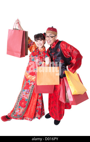 Jeune couple excité en vêtements traditionnels chinois faire du shopping Banque D'Images