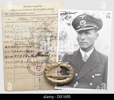 Karl-Friedrich Merten - Insigne de guerre en U avec des diamants et une page de son livre de paye avec un record de récompenses gagnées, argent, doré avec des bords polis, a appliqué la swastika avec neuf diamants de la coupe de roses, broche à ventre plat, le fabricant 'schwerin Berlin 68'. Version Schwerin de caractérisation avec une excellente finition. Signes d'usure. 48,5 x 38,8 mm. Poids 31.35 g. La page du carnet de paye avec confirmations de récompenses reçues, y compris la Croix du Chevalier le 13 juin 1942, le Chêne Quitte le 16 novembre 1942 et l'insigne de guerre en U-Boat avec diamants le 12 février 1943. A, Banque D'Images