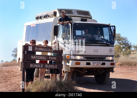 Outback touring. Le Parc National de Purnululu, Kimberley, en Australie occidentale. Banque D'Images