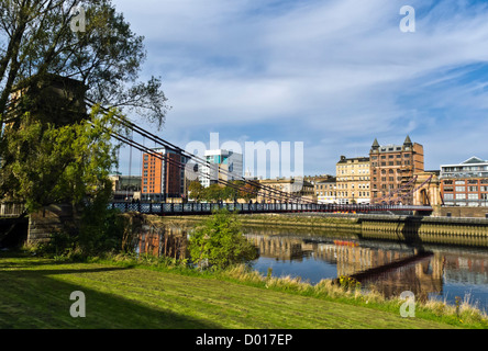 Le Carlton Place Pont suspendu enjambant la rivière Clyde à Glasgow en Écosse entre Carlton Place (S) et Clyde Street (N) Banque D'Images