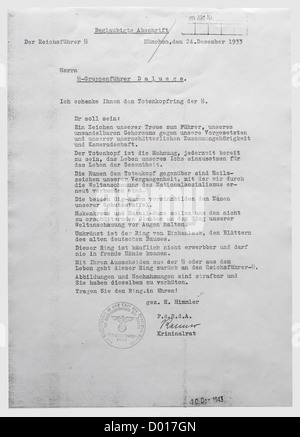 Un document de récompense pour le SS Totenkopf Ring à SS-Gruppenführer et Reichsleiter Walter Darré, daté du 24 décembre 1933 avec signature Himmler à l'encre.Numéro précoce avec le texte 'ICH schenke Ihnen den Totenkopfring der' au lieu du plus tard 'ICH verleihe Ihnen...'.plié et endommagé.Walter Darorps,membre de la guerre, 1895,Walter Darorps,1953.Freikps, membre de Walter Darorps, entré dans le volontaire NSDAP et SS en 1930, le conseiller d'Hitler en affaires agraires, a dirigé le Bureau de la course et de la réinstallation en 1931, le directeur de l'exploitation agricole de Reich et le directeur du domaine agricole de Reich en 1933, et a été mis en congé pour droits additionnels-Clearences-non disponible Banque D'Images