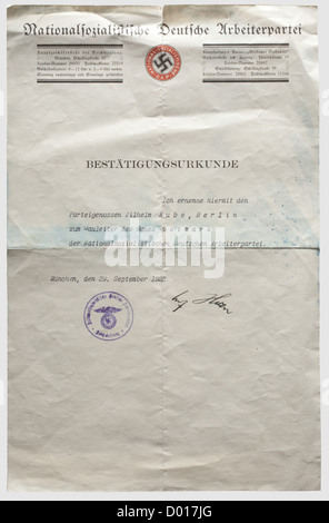 Adolf Hitler - un document de certification pour la nomination de Wilhelm Kube comme gauleiter de Gau Ostmark 1928, texte de rendez-vous écrit, daté du 'München,den 29.September 1928' avec la signature originale d'encre 'Adolf Hitler' et le timbre du 'Reichsleitung' de la NSDAP.sur un préimprimé 'Bestätigsurkungung' avec la tête de Reichsleitung, le 'Hauptstleitung, le 'Nsleittsleitung' Edge,souillé.de grande rareté.Wilhelm Kube(1887 - 1943) est entré dans le parti conservateur allemand en 1927, et le DNVP et le Parti de la liberté du peuple allemand du N,droits additionnels-Clearences-non disponible Banque D'Images