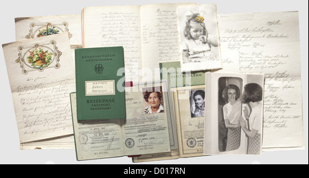 Une famille Braun - une vaste collection de passeports, de papiers d'identité, de documents et de matériel personnel. Fritz Braun(père d'Eva,Gretl et Ilse): Passeport avec photo 1952 avec des entrées à 1962,quatre lettres à ses parents 1888 - 1892, carnet personnel comme professeur spécialisé 1907 - 1910, les dernières pages avec les reçus et les dépenses 1948. Franziska Braun(mère d'Eva,Gretl et Ilse): Passeport avec photo 1962,dernière entrée 1972,trois manuscrits sur l'histoire de la famille. Gretl Braun(Fegelein - Berlinghoff): Passeport avec photo 1979, dernière entrée 1981, conduite li, droits supplémentaires-Clearences-non disponible Banque D'Images