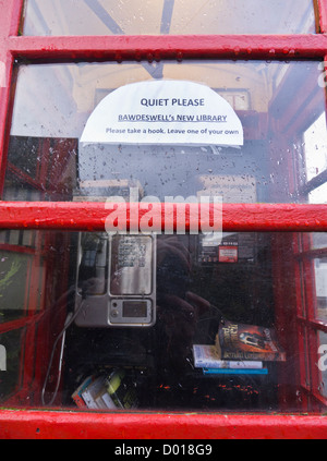 Boîte de téléphone dans Bawdeswell, Norfolk, Angleterre, qui est maintenant utilisé comme une bibliothèque. Banque D'Images