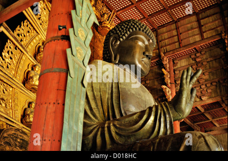 La grande statue en bronze de Bouddha au temple Todaiji, Nara, Japon Banque D'Images