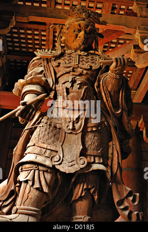 Temple Guardian statue au Temple Todai-ji à Nara, Japon Banque D'Images