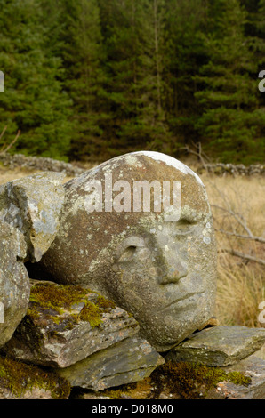 La sculpture sur pierre des chefs placés dans des enclos appelés mur Quorum Banque D'Images