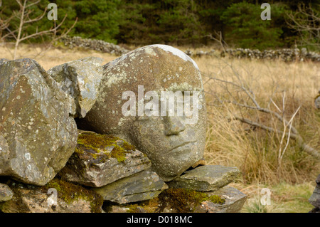 La sculpture sur pierre des chefs placés dans des enclos appelés mur Quorum Banque D'Images