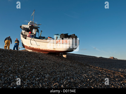 Un petit bateau de pêche chargé de marmites de homard, qui est enroulée sur la plage de bardeaux à Deal, Kent, Royaume-Uni Banque D'Images