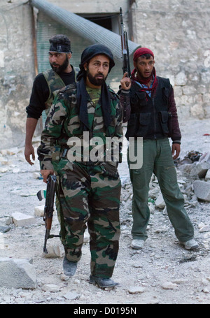 2 novembre 2012 - Alep, Syrie : les combattants de l'Armée syrienne libre à pied à partir de la première ligne après la bataille dans Karm Al Jabal. Banque D'Images