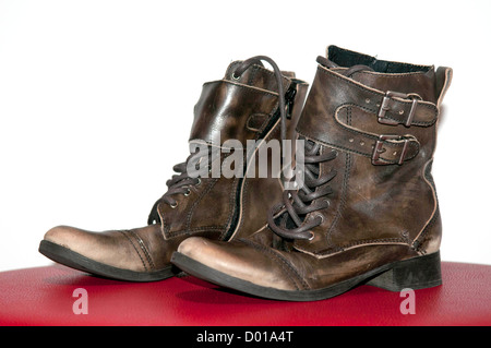 Une paire de dames River Island / COMBAT STYLE Hobnail bottes en cuir. Banque D'Images