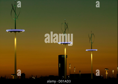 Vue au coucher du soleil des éoliennes à axe vertical dans le parc olympique de Londres, pendant les Jeux paralympiques de Londres 2012 Banque D'Images