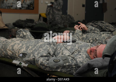 Les soldats de la 401st Détachement Quartier-maître, une purification de l'eau de la réserve de l'Armée de détachement Lock Haven, p.a., obtenir quelques repos bien mérité le 13 novembre au centre de la réserve de l'armée, Fort Hamilton, NEW YORK) avant d'effectuer des opérations de dépose dans l'eau Breezy Point, N.Y. Les soldats de l'unité et les pompes ont retiré des millions de gallons d'eau depuis le 3e à l'appui direct de l'Agence fédérale de gestion des urgences, de l'état et les fonctionnaires locaux à la suite de la dévastation causée par l'Ouragan Sandy. Le 410ème, 431ème et 401st Quartermaster détachements, la purification de l'eau de la réserve de l'armée toutes les detachmen Banque D'Images