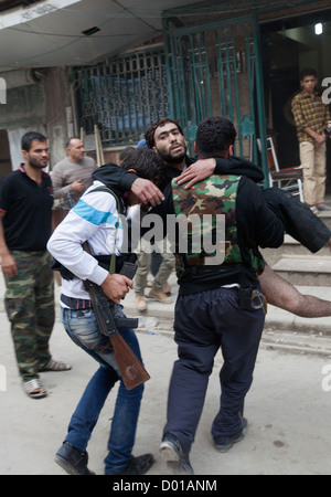 23 octobre 2012 - Alep, Syrie : un homme blessé est transporté dans un hôpital de première ligne. Banque D'Images