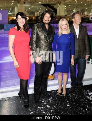 Suzi Perry, Laurence Llewelyn-Bowen, Jayne Torvill et Olly Smith lance l'Ideal Home Show à Noël le 14/11/2012 à Earls Court, à Londres. Les personnes sur la photo : Suzi Perry, Laurence Llewelyn-Bowen, Jayne Torvill et Olly Smith. Photo par Julie Edwards Banque D'Images