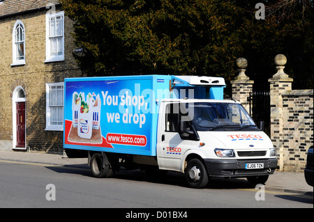 Tesco home delivery van dans St Ives, Cambs. Banque D'Images