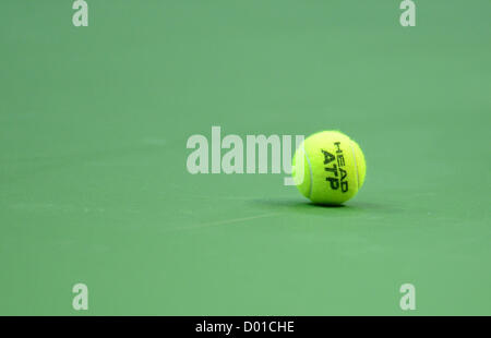 Prague, République tchèque. 14 novembre 2012. Une balle de tennis est perçu au cours de l'entraînement avant la finale de la Coupe Davis de tennis République tchèque contre l'Espagne à Prague, République tchèque, mercredi, Novembre 14, 2012. (Photo/CTK Michal Kamaryt) Banque D'Images