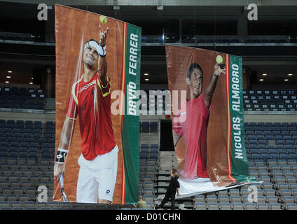 Prague, République tchèque. 14 novembre 2012. Des posters de David Ferrer et Nicolas Almagro sont vues avant la finale de la Coupe Davis de tennis République tchèque contre l'Espagne à Prague, République tchèque, mercredi, Novembre 14, 2012. (Photo/CTK Michal Kamaryt) Banque D'Images