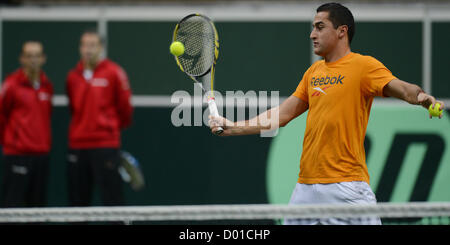 Prague, République tchèque. 14 novembre 2012. Nicolas Almagro d'Espagne est perçu au cours de l'entraînement avant la finale de la Coupe Davis de tennis République tchèque contre l'Espagne à Prague, République tchèque, mercredi, Novembre 14, 2012. (Photo/CTK Michal Kamaryt) Banque D'Images