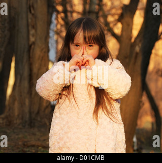 Petite fille dans le parc Banque D'Images