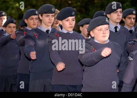 Les membres du corps d'entraînement de l'air défilant sur Dimanche du souvenir, Haslemere, Surrey, UK. 11.11.2012. Banque D'Images