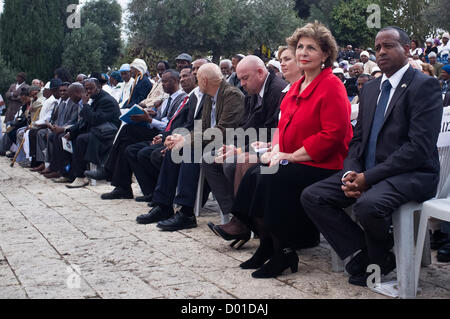 Jérusalem, Israël. 14 novembre 2012. Membre de la Knesset Shlomo Molla Neguse (droite), et Mme Canapé Landver, Ministre de l'intégration (2e à partir de la droite), prendre part à l'Sigd Festival. Jérusalem, Israël. 14-Nov-2012. La communauté éthiopienne juive en Israël, Beta-Israel, célèbre le SIGD Holiday, symbolisant leur aspiration à Jérusalem pour des milliers d'années, à la Promenade Sherover avec vue sur le mont du Temple. Credit : Alon Nir / Alamy Live News Banque D'Images