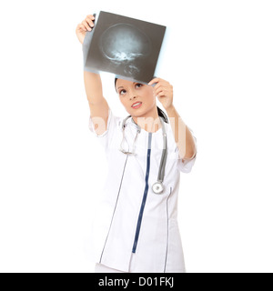 Femme médecin réfléchie à la recherche à l'x-ray image Banque D'Images