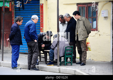 Jouer à des jeux de société dans la vieille ville de Shanghai Banque D'Images