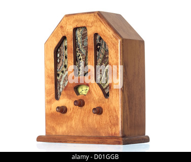 Belle ancienne en bois radio sur un over white background Banque D'Images