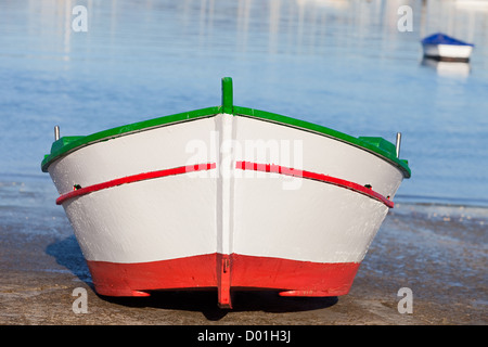 Bateau de pêche sur une rampe près de la mer Banque D'Images