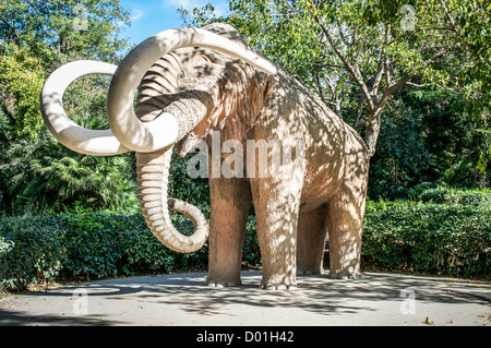 Immense sculpture d'un mammouth dans le Parc de la Ciutadella dans le quartier gothique de Barcelone, Espagne Banque D'Images