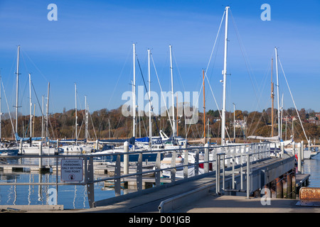 Location de lift pier n'est pas utilisé par la rivière Hamble avec 'authorized personnel only sign' Banque D'Images