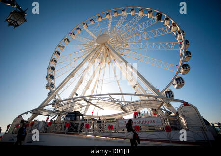 Photo par Darren Cool souvenir dimanche à Brighton, Sussex, UK. Roue de Brighton couverts dans le pavot Banque D'Images