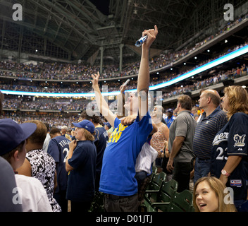 Les fans fêtent le match de baseball des Milwaukee Brewers au Miller Park à Milwaukee, Wisconsin, États-Unis. Banque D'Images