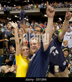 Les fans de baseball célèbrent à Miller Park de Milwaukee, Wisconsin, USA. Banque D'Images