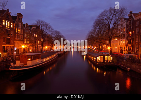 Péniches à Amsterdam aux Pays-Bas dans la nuit Banque D'Images