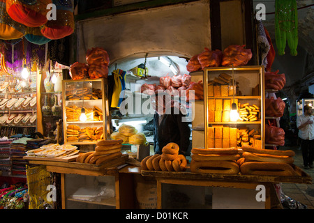 L'homme arabe Vente de pain dans le Souk Arabe à Jérusalem. Banque D'Images