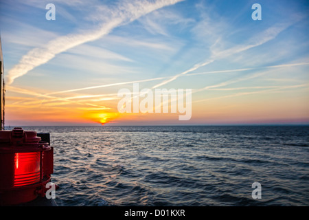 Lampe de navigation sur un bateau avec une vue sur le lever du soleil. Banque D'Images